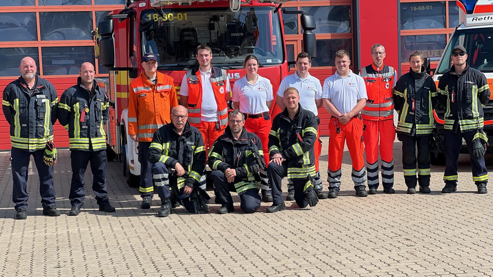Mehr über den Artikel erfahren Feuerwehr und Rettungsdienst trainieren gemeinsam